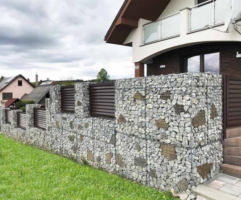 Fences from gabion baskets and timbering